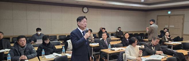 김제선 중구청장이 포럼 후 의견을 개진하고 있다.