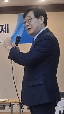 유재일 사회공헌연구소 대표가  주제발표와 토론의 사회를 보고 있다.