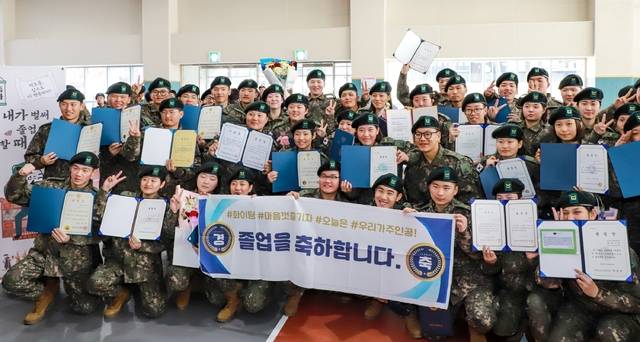 지난 23일 육군부사관학교에서 열린 합동 졸업식에서 영성과정 후보생들이 동기들과 함께 기념사진을 찍고 있다./사진 제공=육군부사관학교