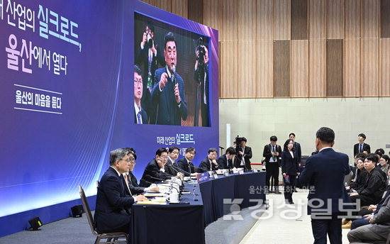 ▲ 이재명 대통령의 울산 타운홀미팅이 지난 23일 울산전시컨벤션센터에서 열린 가운데 김두겸 울산시장이 울산형 광역비자 제도에 대해 설명하고 있다. 김경우기자 woo@ksilbo.co.kr