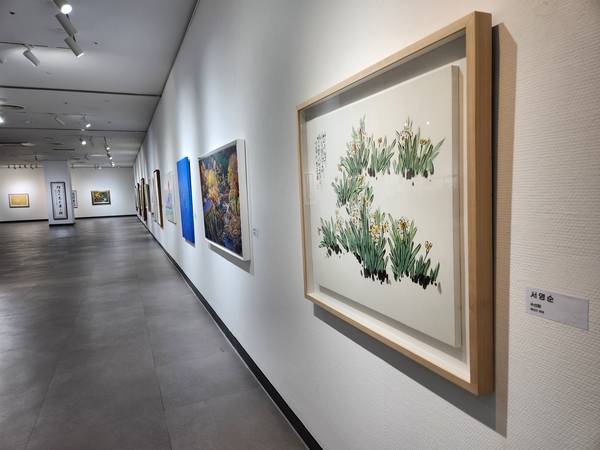 2월 12일까지 경남문화예술회관 제1·2전시실 전관에서 <2026 경남원로작가 특별기획전-끝없는 열정과 여정>이 열린다. /류민기 기자