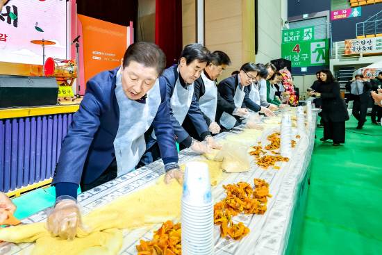 지난 23일부터 25일까지 함안체육관에서 열린 함안곶감축제장에서 조근제 함안군수가 곶감말이떡 만들기 행사에 참여하고 있다. 사진=함안군