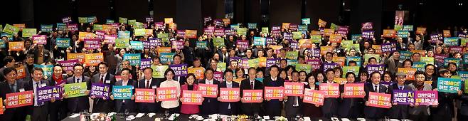 경북매일신문이 주최한 ‘2026 재경 포항인 신년 인사회’가 26일 오후 서울 더 플라자호텔 그랜드볼룸에서 열렸다. 이명박 전 대통령을 비롯해 각계각층에서 활동 중인 지역 출신 정치인과 공무원, 경제인 등 출향인과 포항에서 참석한 내빈들이 함께 고향의 발전과 안녕을 기원하는 퍼포먼스를 하고 있다. /이용선기자 photokid@kbmaeil.com