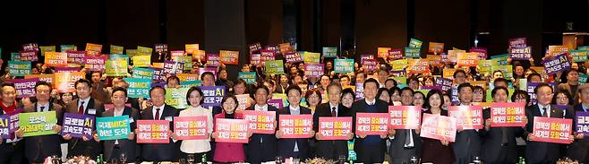 이명박 전 대통령을 비롯한 내빈과 향우인들이 ‘2026 비전 선포 퍼포먼스’를 하고 있다. /이용선기자