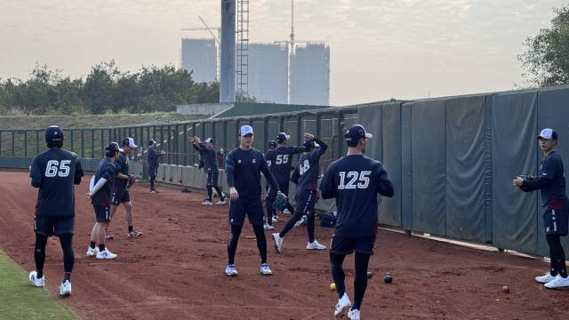롯데 자이언츠 선수들이 26일 스프링캠프인 대만 타이난 아시아 태평양 국제야구센터에서 첫 훈련을 하고 있다. 롯데 자이언츠 제공