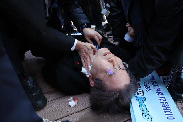 2024년 1월 2일 당대표 시절 부산 방문 일정 중 피습당한 이재명 대통령. 부산일보DB