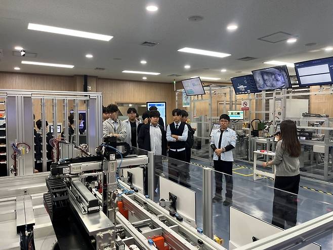 ▲ 문경공업고등학교 전경 및 AI로봇 실습 장면. 고용노동부 '미래유망분야 고졸인력 양성사업'에 선정된 문경공업고가 로봇직업혁신센터와 협력해 AI로봇 산업 전문인력 양성에 나선다.