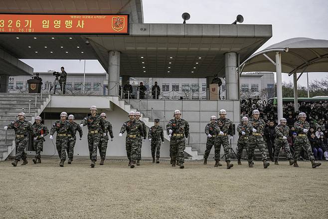 ▲ 병오년 첫 해병기수인 1326기 1250여 명이 26일 해병대 교육훈련단 행사연병장에서 입영식을 거친 가운데, 해병대 교관인 DI가 도열해 행진하는 모습. 해병대 교육훈련단 제공