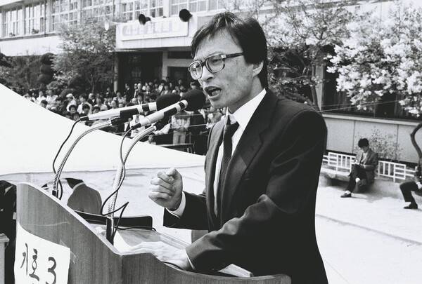 국무총리를 지낸 이해찬 민주평화통일자문회의 수석부의장이 25일 베트남에서 치료 중 별세했다고 민주평통이 밝혔다. 향년 73세. 사진은 1988년 3월 31일 제13대 총선에 출마한 관악구 이해찬 후보의 유세. 2026.1.25. 연합뉴스 자료사진