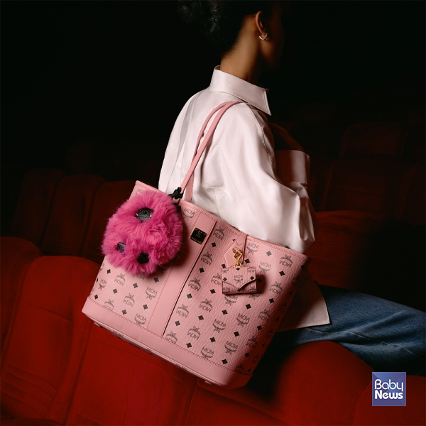 MCM은 다가오는 발렌타인데이를 맞아, 영화관 데이트라는 사랑의 시네마틱한 전통을 재해석한 'Projections of Love' 캠페인을 선보인다. ⓒMCM