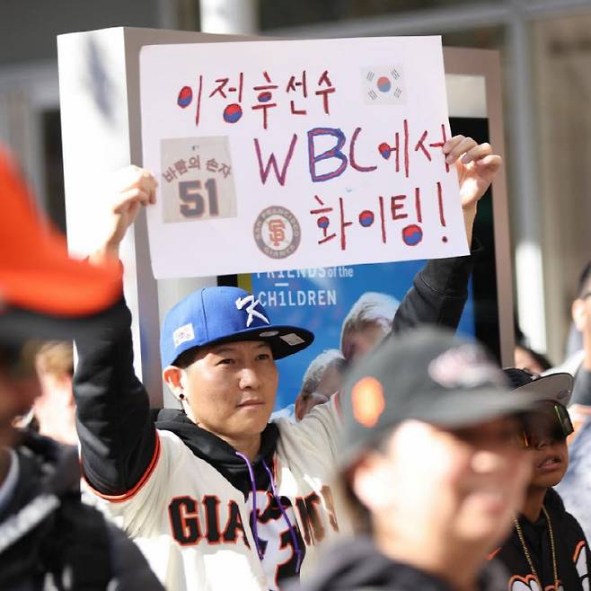 샌프란시스코 자이언츠 구단 팬 페스트에 참석한 한국인 팬이 이정후를 응원하는 피켓을 들고 있다. 사진=샌프란시스코 자이언츠 구단 SNS