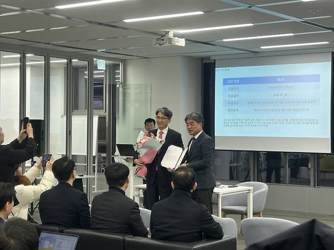 (왼쪽부터) 김종원 한국블록체인산업진흥협회(KBIPA) 신임 이사장, 김형주 KBIPA 이사장이 기념 촬영을 하고 있다. (사진=김연서 기자)