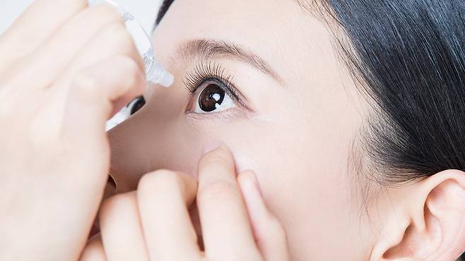 안구건조증은 눈물막의 항상성이 깨져 안구 표면이 손상되는 질환을 말한다｜출처:&nbsp;클립아트코리아
