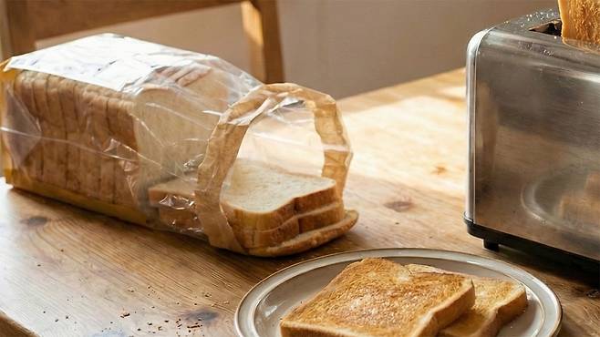 흰 빵은 제조 과정에서 섬유질이 제거되어 장내 미생물 다양성을 떨어뜨린다｜출처: Gemini 생성