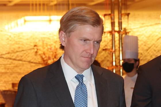 엘브리지 콜비 미 국방부(전쟁부) 정책담당 차관이 26일 서울 종로구 포시즌스호텔에서 조현 외교부 장관과 조찬 회동을 마친 뒤 이동하고 있다. 〈사진=연합뉴스〉