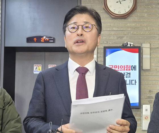 국민의힘 김종혁 전 최고위원이 19일 서울 여의도 국민의힘 중앙당사에서 열린 윤리위원회에 출석한 뒤 취재진과 인터뷰하고 있다. 〈사진=연합뉴스〉