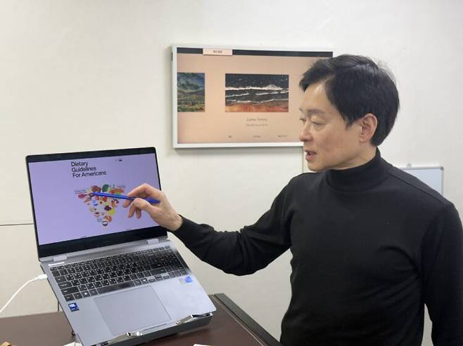 박용우 강북삼성병원 가정의학과 교수가 20일 코메디닷컴과의 인터뷰에서 미국 새 식단 가이드라인에 대해 설명하고 있다. 사진=장자원 기자