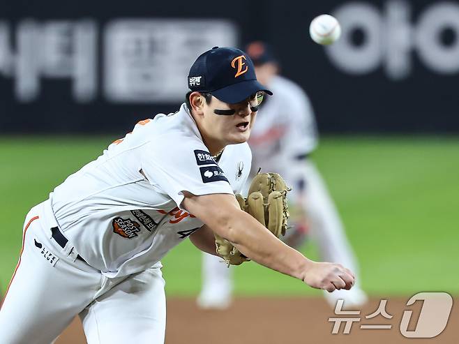 30일 대전 한화생명볼파크에서 열린 프로야구 2025 신한 SOL뱅크 KBO 포스트시즌 한국시리즈 4차전 LG 트윈스와 한화 이글스의 경기, 한화 김서현이 8회초 2사 1,2루 상황에 등판해 역투하고 있다. 2025.10.30/뉴스1 ⓒ News1 김도우 기자