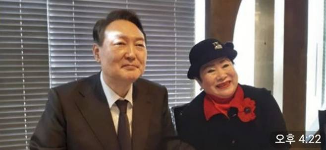 2022년 1월 16일 국민의힘 대선 후보로 활동하던 윤석열 전 대통령(왼쪽)이 이희자 한국근우회 회장(오른쪽)과 만나 사진을 찍고 있다. (독자 제공)