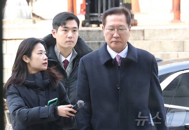 박성재 전 법무부 장관이 26일 서울 서초구 서울중앙지법에서 열린 내란 중요임무 종사 및 직권남용, 부정청탁금지법 위반 혐의 사건의 첫 공판 기일에 출석하고 있다.(공동취재)2026.1.26/뉴스1 ⓒ News1 박지혜 기자