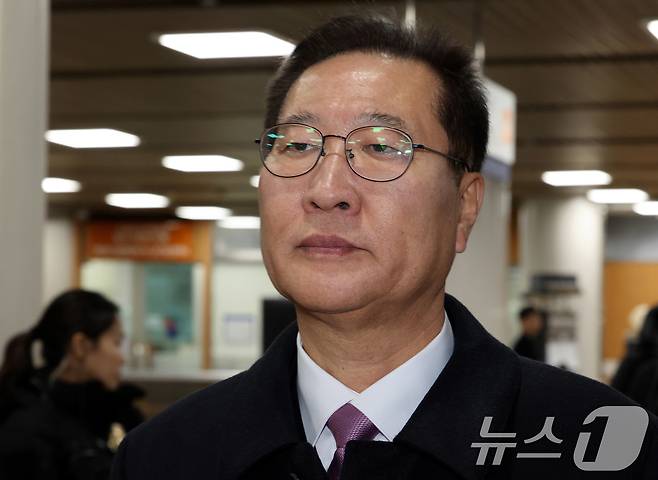 박성재 전 법무부 장관이 26일 서울 서초구 서울중앙지법에서 열린 내란 중요임무 종사 및 직권남용, 부정청탁금지법 위반 혐의 사건의 첫 공판 기일에 출석하고 있다. (공동취재) 2026.1.26/뉴스1 ⓒ News1 박지혜 기자