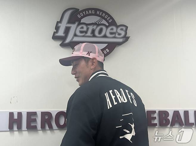 키움 히어로즈로 복귀한 서건창이 26일 경기 고양 국가대표 야구훈련장에서 사진 촬영 포즈를 취하고 있다. 2026.1.26/뉴스1 ⓒ News1 이상철 기자