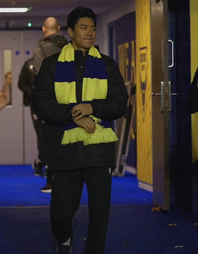 팬들의 환영을 받는 전진우(옥스포드 SNS 영상 캡처)