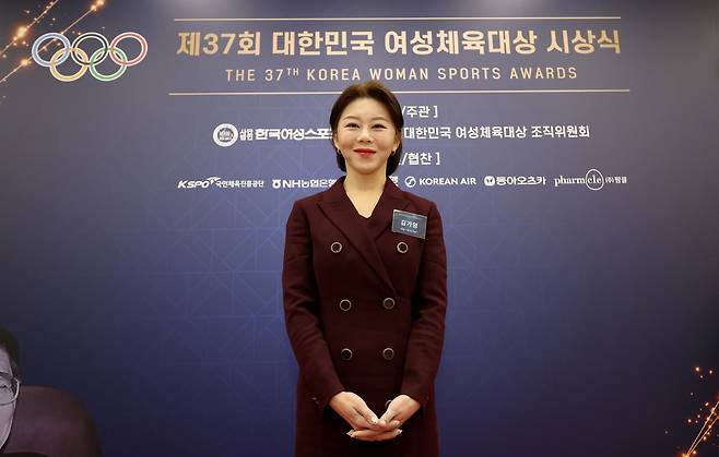 '당구 여제' 김가영(하나카드)이 26일 서울 송파구 올림픽파크텔에서 열린 제37회 윤곡 김운용 여성체육대상 시상식에서 대상의 영예를 안았다. (PBA 제공)