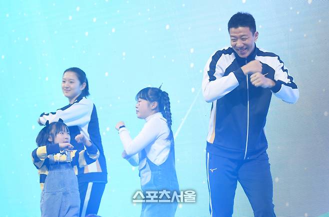 흥국생명 이다현과 한국전력 신영석이 25일 춘천 호반체육관에서 열린 2025-2026 V-리그 올스타전에서 테마곡 챌린지 결정전에서 공연을 하고 있다.  2026. 1. 25. 춘천 | 최승섭기자 thunder@sportsseoul.com