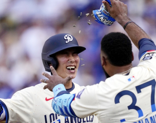 김혜성이 홈을 밟은 뒤 동료 선수에게 축하를 받고 있다. 사진 | AP 연합뉴스