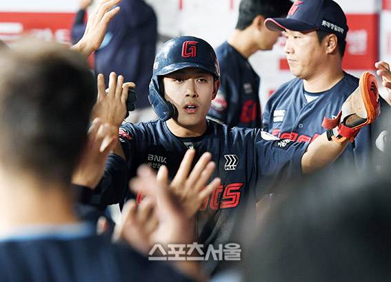 롯데 황성빈이 1일 고척스카이돔에서 열린 2025 KBO리그 키움과의 경기 9회초 2사 3루 상황에서 레이예스의 적시타에 3루에서 홈으로 뛰어 득점한 뒤 동료들과 하이파이브를 하고 있다. 2025. 5. 1.  고척 | 박진업 기자 upandup@sportsseoul.com