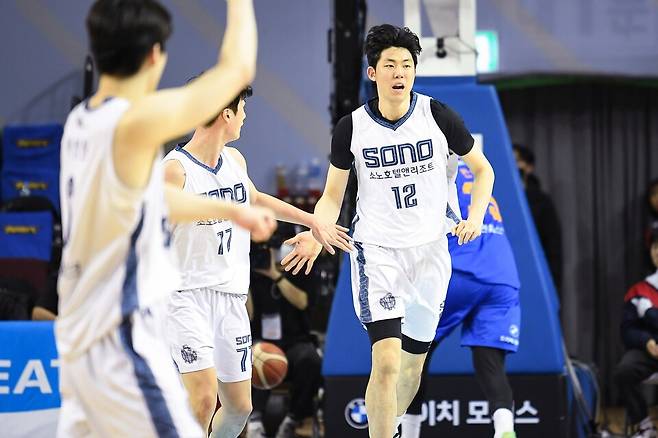 고양소노 강지훈이 25일 서울잠실체육관에서 열린 2025~2026시즌 LG전자 프로농구(KBL) 정규리그 서울삼성과의 경기에서 득점 이후 세리머니하고 있다. /사진=KBL