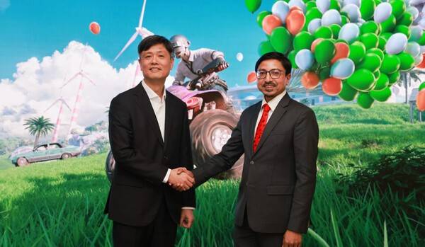 지난 23일 크래프톤이 고랑랄 다스 주한인도대사가 크래프톤 서울 본사를 방문해 환담을 갖고, 인도 시장에서의 기술 협력과 투자 확대 방안에 대해 논의했다고 밝혔다.&nbsp;(장병규 크래프톤 의장(왼쪽)과 고랑랄 다스 주한인도대사. /사진=크래프톤