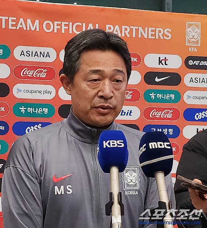 '불명예 기록' 이민성 감독 공식 사과…두 살 어리고, 많고는 중요한 부분 NO→항상 경쟁해야 한다