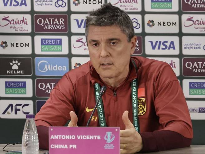 韓 상대 2-0 완승한 우즈벡 격파, 베트남도 3-0 완파→日 수상 불공평하다...中 감독 대폭발한 깜짝 이유, 저긴 슈팅 4개 막았잖아