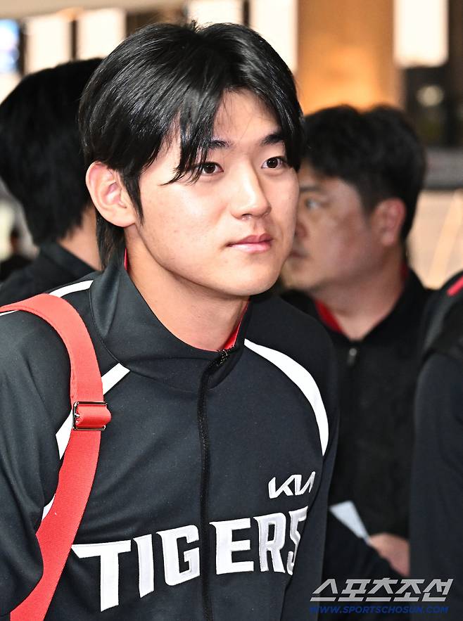 23일 오후 KIA 타이거즈 선수단이 김포공항을 통해 전지훈련이 열리는 일본으로 출국했다. 출국 준비하는 KIA 김도영. 김포공항=송정헌 기자songs@sportschosun.com/2026.01.23/
