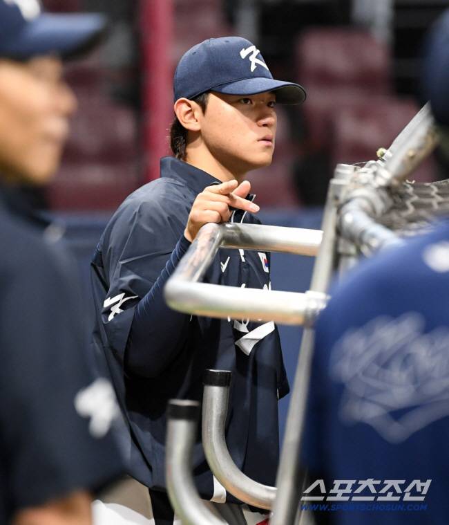 2024 WBSC 프리미어12 대한민국 야구 대표팀과 쿠바 대표팀의 평가전이 1일 서울 고척스카이돔에서 열렸다. 김도영이 타격 훈련을 지켜보고 있다. 고척=박재만 기자 pjm@sportschosun.com/2024.11.01/