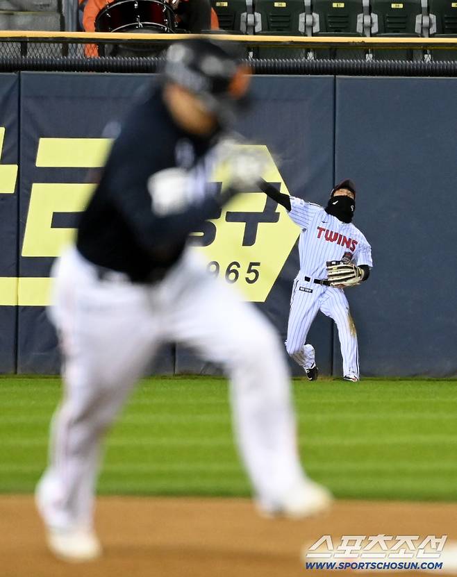 27일 서울 잠실구장에서 열린 한화와 LG의 한국시리즈 2차전. 9회초 무사 1루 천성호가 이원석의 타구를 잡아낸 후 1루로 던지고 있다. 잠실=허상욱 기자wook@sportschosun.com/2025.10.27/