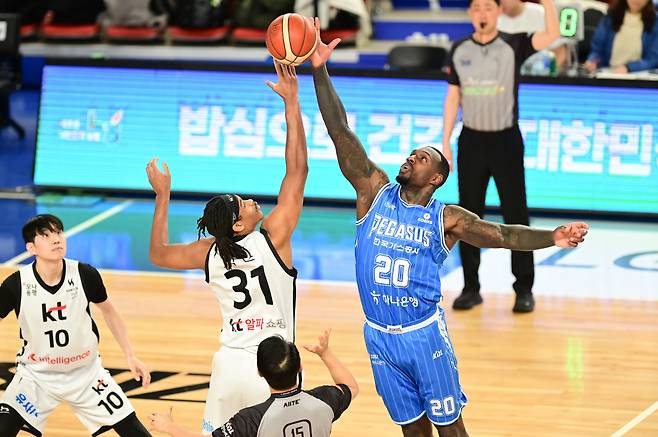 [KBL리뷰] KT, '가스공사 공포증' 날렸다…막판 짜릿한 75-74 재역전승, 대구 원정 5연패 탈출