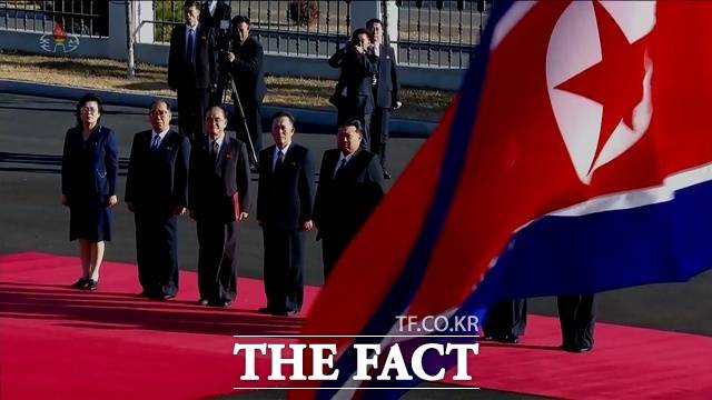 북한 사이버 전략의 본질이 경제적 목적으로 이동하면서 그 위협이 한반도를 넘어 글로벌 기업과 금융·기술 인프라 전반으로 확산되고 있다는 우려가 제기된다. 사진은 김정은 북한 국무위원장(오른쪽)이 지난해 11월 18일 최고재판소를 축하 방문했던 모습. /뉴시스, 조선중앙TV 갈무리