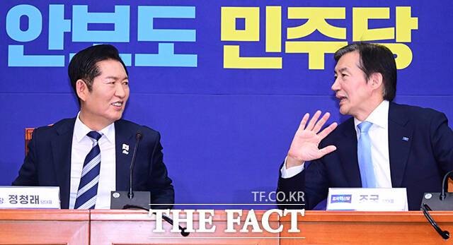 조국 조국혁신당 대표(오른쪽)이 더불어민주당 합당 협의 '키'를 쥐게 됐다. /남윤호 기자