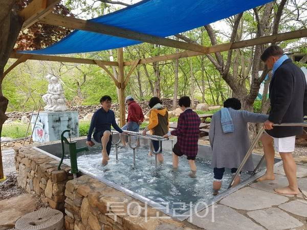 산청 둔철산 얼레지피는 마을