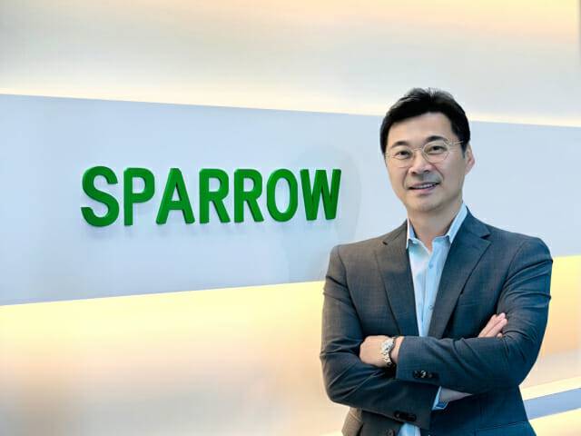 장일수 스패로우 대표가 회사 CI를 배경으로 포즈를 취했다.