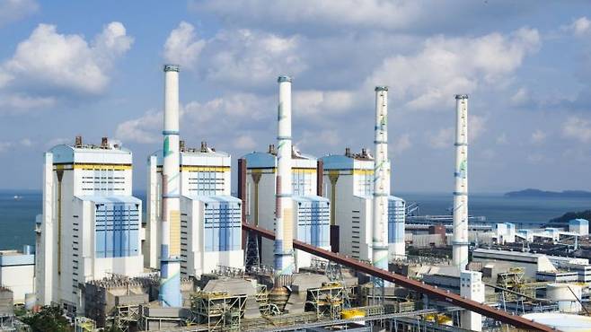 1995년 6월 1일부터 30년 6개월간 대한민국 전력 공급의 한 축을 담당해온 충남 태안화력발전소 1호기가 2025년 12월 31일 발전 임무를 종료했다. 맨 오른쪽이 태안화력 1호기 터빈과 굴뚝. 2025.12.31 한국서부발전 제공 연합뉴스