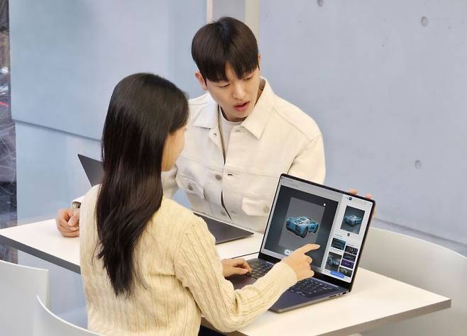 갤럭시 북6 울트라로 AI 컷아웃 기능을 사용하고 있다. 삼성전자 연합뉴스