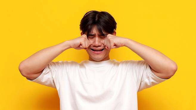 우는 남성의 모습