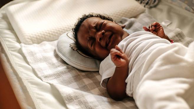 울고 있는 영아에 대한 반응은 인간의 생존에 있어 중요하다