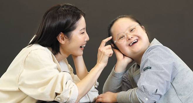 연극 '젤리피쉬'의 딸 '켈리'역을 맡은 백지윤(오른쪽) 배우와 엄마 '아그네스' 역 정수영 배우. /박성원 기자