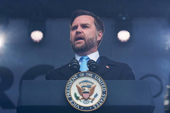 J D 밴스 미국 부통령이 23일 워싱턴 DC에서 열린 반(反)낙태 행진 행사에 참석해 연설을 하고 있다. /로이터 연합뉴스