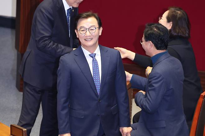 전재수 더불어민주당 의원이 지난 16일 서울 여의도 국회에서 열린 제431회 국회(임시회) 제1차 본회의에서 윤석열·김건희에 의한 내란·외환 및 국정농단 행위의 진상규명을 위한 특별검사 임명 등에 관한 법률안에 대한 무제한토론 종결동의의 건을 투표하고 있다. /뉴스1